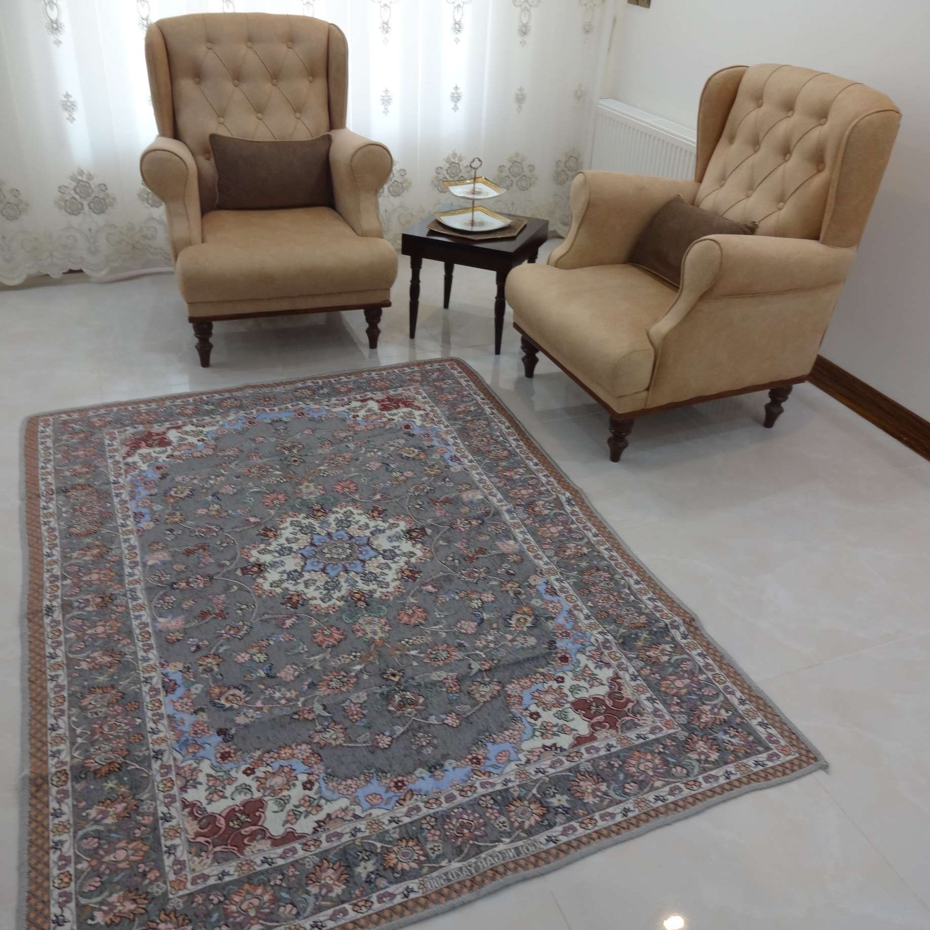 PBH1qMiHV5tqC9riXizIrSHSB8OuQT2Mizw7OvJDNv1rbF3MSr.jpg روفرشی3متری طرح نایینی مخمل زرکدار رنگ طوسی