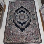 روفرشی یک و نیم متری مخمل زرکدار یکرو رنگ سرمه ای طرح حوض نقره