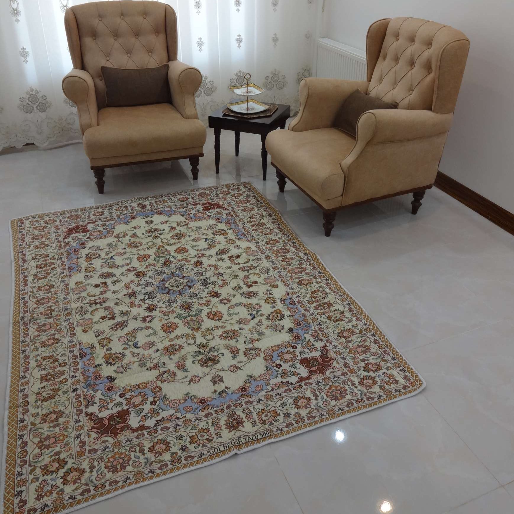 kvw5HddrEl5OFfkFYW0r76xeVVTjADlXjwrlRrPOfLC78NBj5q.jpg روفرشی 3 متری طرح نایینی مخمل زرکدار و ضخیم رنگ کرم