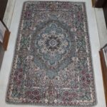 سجاده روفرشی 1/5 متری مخمل زرکدار طرح حوض نقره رنگ طوسی