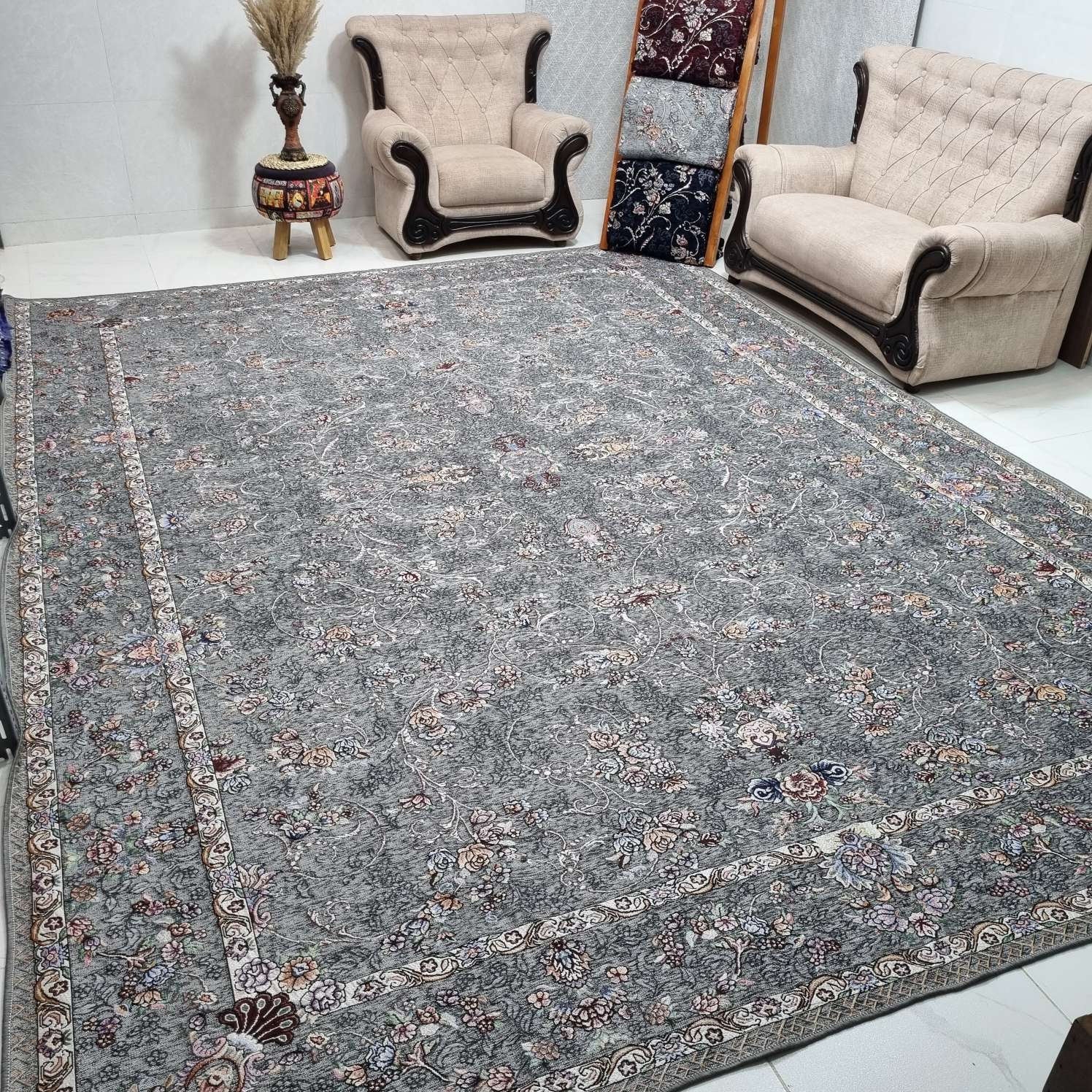 Compress_۲۰۲۵۰۵۰۸_۲۲۴۶۰۹_9641 روفرشی 12 متری طرح مجنون افشان گلنگار 012 رنگ طوسی